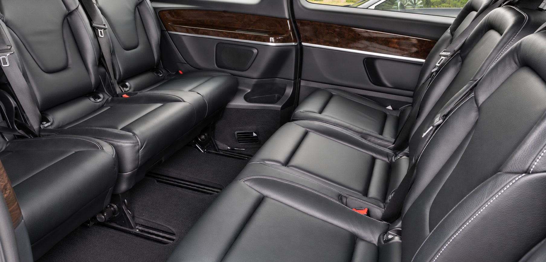 Interior VICDREAM com champanhe e copos — bancos em pele preta de uma Mercedes